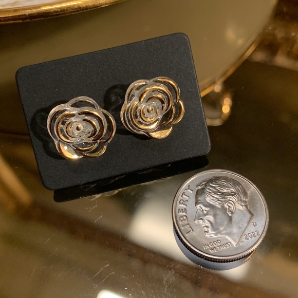Gold Acrylic Clear Flower 🌺 Stud Earrings - Picture 2 of 3